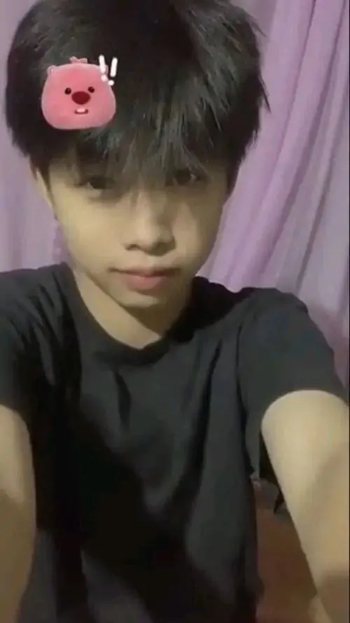 Nam sinh 2k11 voi visual trong treo outfit gon gang va bieu cam tu nhien khien anh them gan gui 12