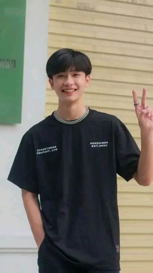 Nam sinh 2k11 voi visual trong treo outfit gon gang va bieu cam tu nhien khien anh them gan gui 2