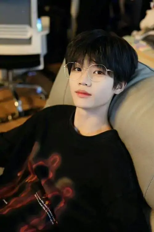 Nam sinh 2k11 voi visual trong treo outfit gon gang va bieu cam tu nhien khien anh them gan gui 3