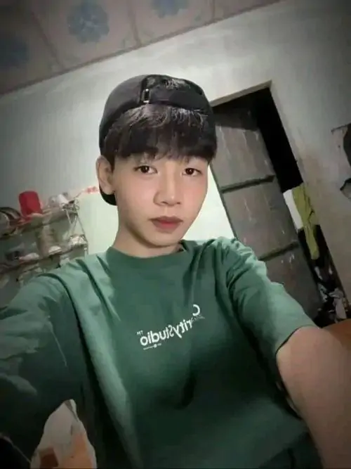 Nam sinh 2k11 voi visual trong treo outfit gon gang va bieu cam tu nhien khien anh them gan gui 4