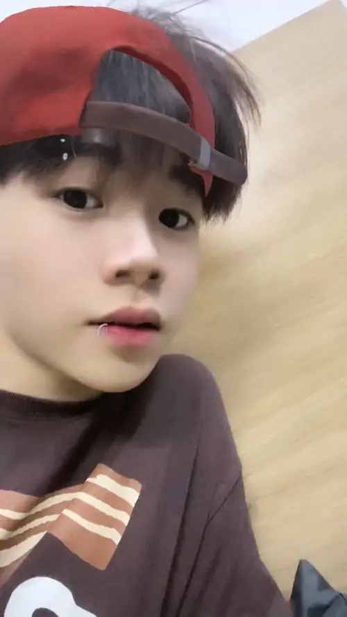 Nam sinh 2k11 voi visual trong treo outfit gon gang va bieu cam tu nhien khien anh them gan gui 5