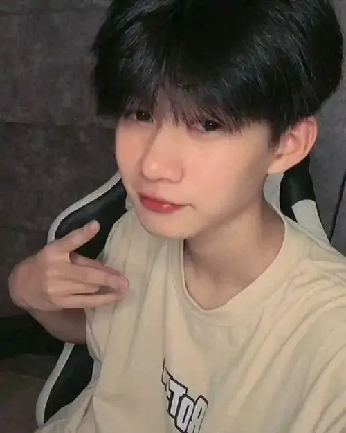 Nam sinh 2k11 voi visual trong treo outfit gon gang va bieu cam tu nhien khien anh them gan gui 6