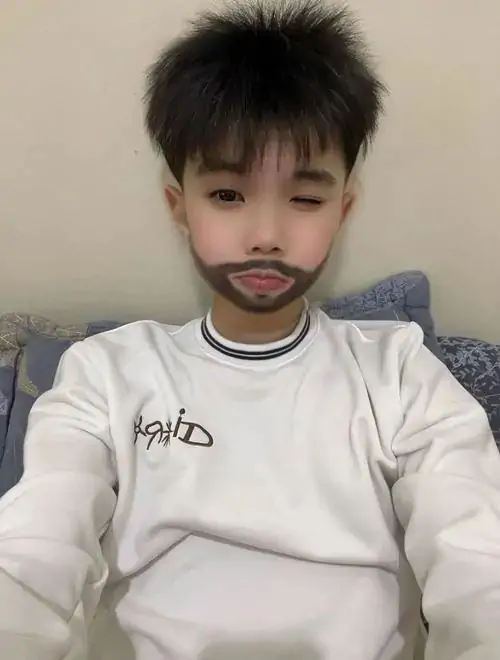 Nam sinh 2k11 voi visual trong treo outfit gon gang va bieu cam tu nhien khien anh them gan gui 7