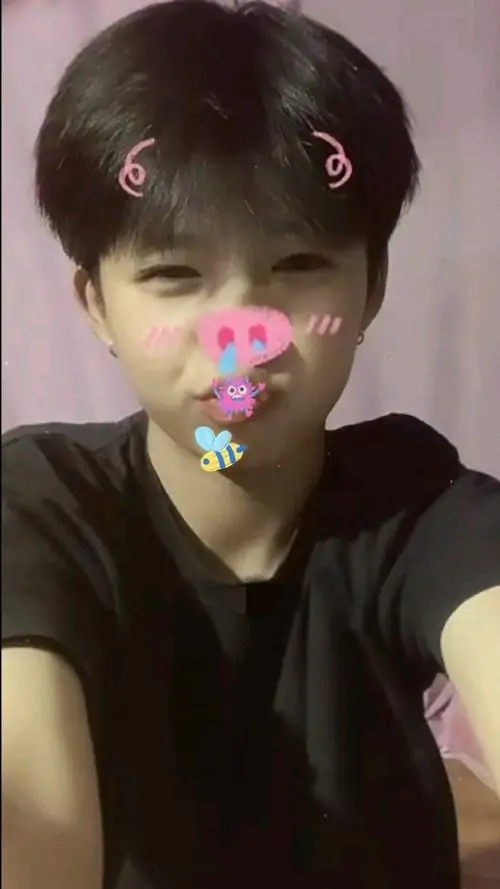 Nam sinh 2k11 voi visual trong treo outfit gon gang va bieu cam tu nhien khien anh them gan gui 8