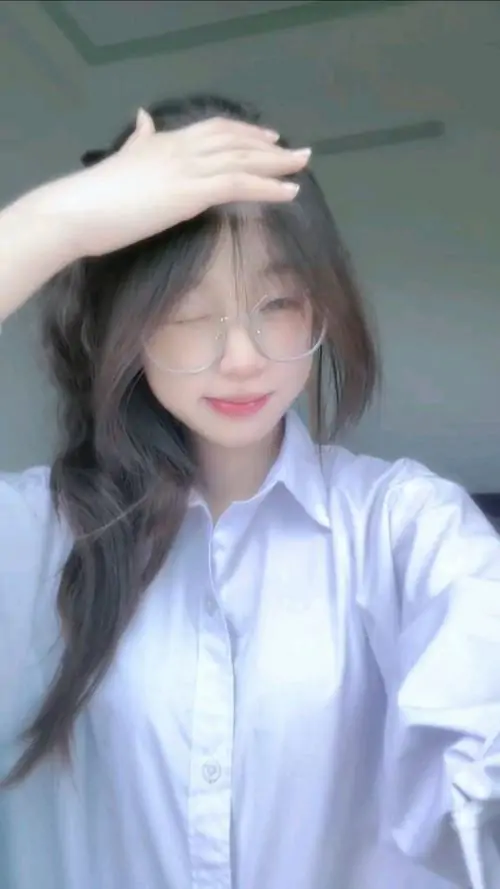 Ngam anh gai xinh cute keo ngot voi vay hoa nhi phu kien toc va boi canh cong vien 11