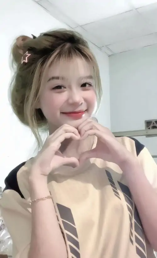 Ngam anh gai xinh cute keo ngot voi vay hoa nhi phu kien toc va boi canh cong vien 2