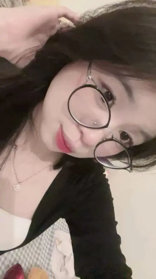Ngam anh gai xinh cute keo ngot voi vay hoa nhi phu kien toc va boi canh cong vien 4