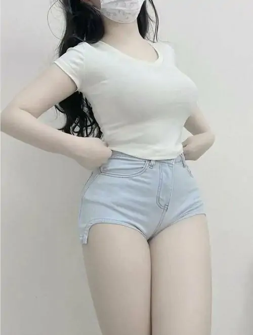 Tai Anh gai xinh chup dang dep me mat voi vong eo thon chan dai va than thai ngut ngan 1
