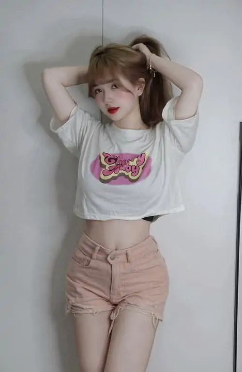 Tai Anh gai xinh chup dang dep me mat voi vong eo thon chan dai va than thai ngut ngan 11