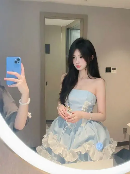 Tai Anh gai xinh chup dang dep me mat voi vong eo thon chan dai va than thai ngut ngan 13