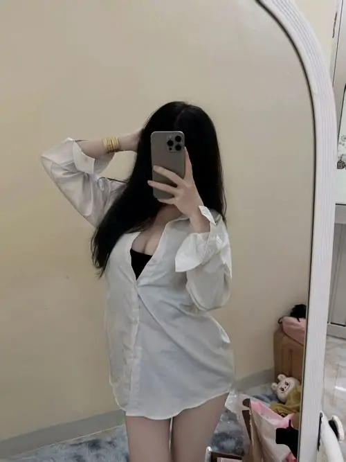 Tai Anh gai xinh chup dang dep me mat voi vong eo thon chan dai va than thai ngut ngan 14