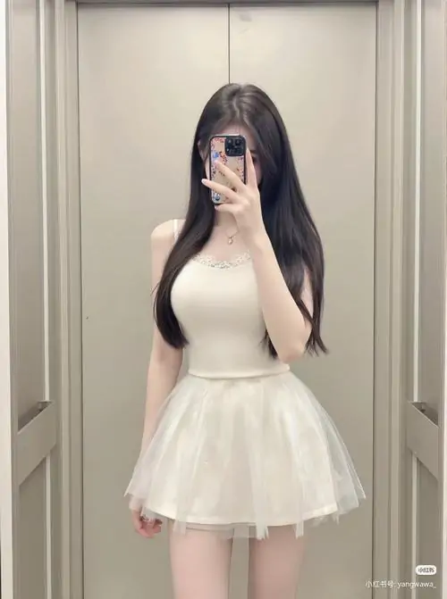 Tai Anh gai xinh chup dang dep me mat voi vong eo thon chan dai va than thai ngut ngan 16