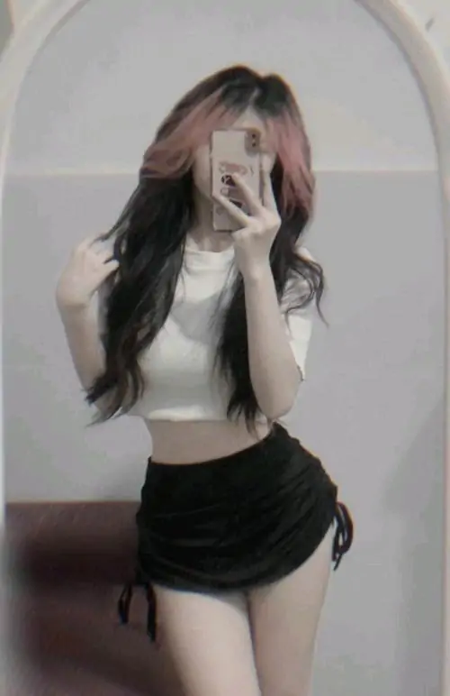 Tai Anh gai xinh chup dang dep me mat voi vong eo thon chan dai va than thai ngut ngan 17