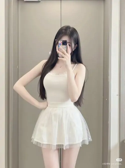 Tai Anh gai xinh chup dang dep me mat voi vong eo thon chan dai va than thai ngut ngan 20