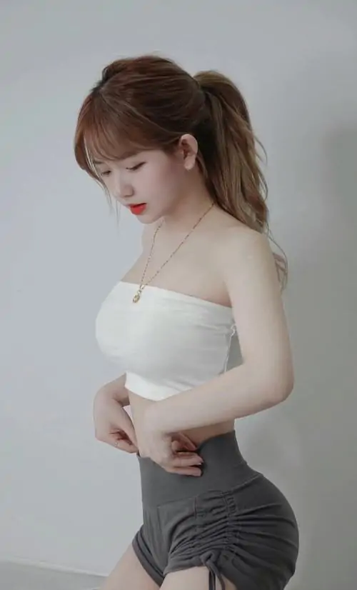 Tai Anh gai xinh chup dang dep me mat voi vong eo thon chan dai va than thai ngut ngan 21