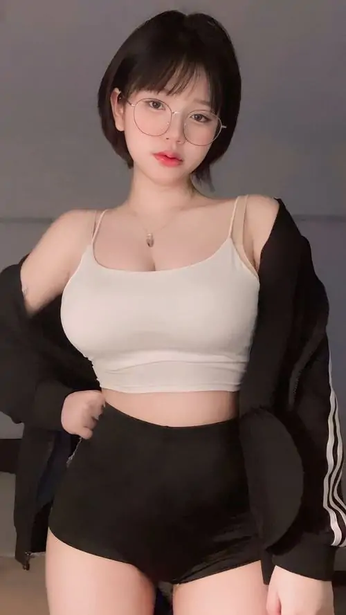 Tai Anh gai xinh chup dang dep me mat voi vong eo thon chan dai va than thai ngut ngan 8