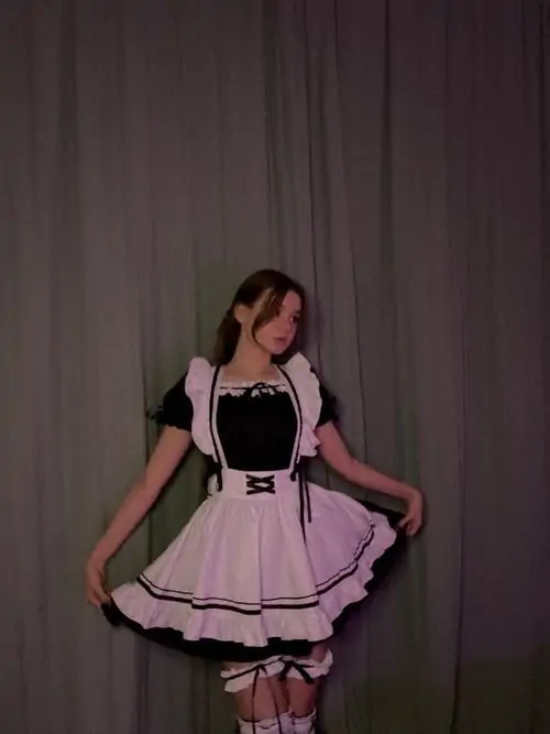 Tai Anh hau gai phong cach Lolita co dien voi tap de vien ren va dang ve thanh tu 1