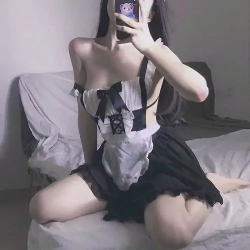Tai Anh hau gai phong cach Lolita co dien voi tap de vien ren va dang ve thanh tu 11