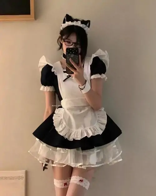 Tai Anh hau gai phong cach Lolita co dien voi tap de vien ren va dang ve thanh tu 13