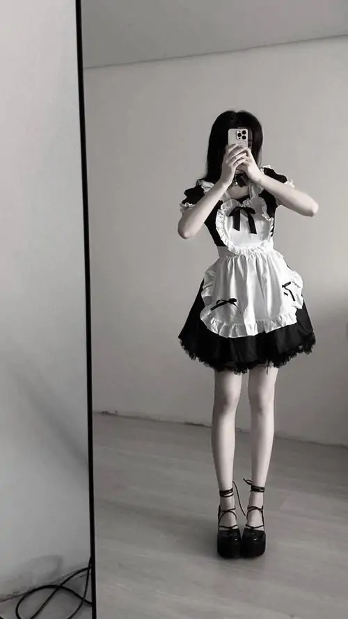 Tai Anh hau gai phong cach Lolita co dien voi tap de vien ren va dang ve thanh tu 2