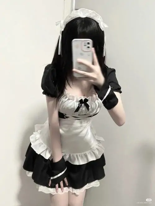 Tai Anh hau gai phong cach Lolita co dien voi tap de vien ren va dang ve thanh tu 9