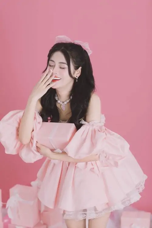 Tai Anh my nu trang phuc pinky khien nguoi xem me man boi lan da trang hong va mat cuoi 13
