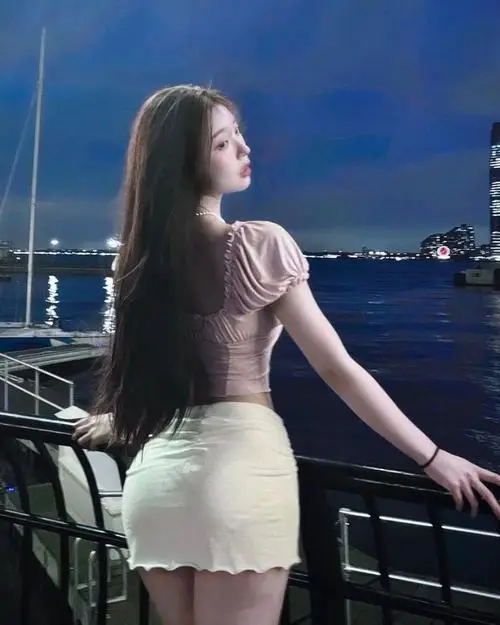 Tai Anh nguoi dep dang thon khoe eo con kien doi chan dai va goc chup than thanh 10