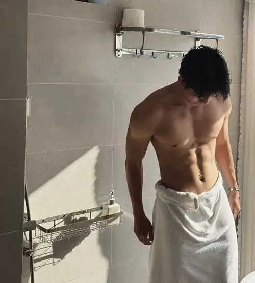 Tai Anh trai dep the hinh tai phong gym co bung doi xung bap tay cuon cuon va than thai manh me 12