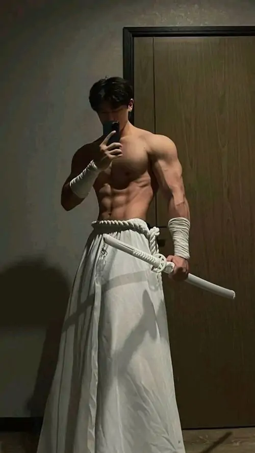 Tai Anh trai dep the hinh tai phong gym co bung doi xung bap tay cuon cuon va than thai manh me 14