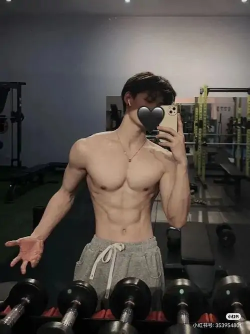 Tai Anh trai dep the hinh tai phong gym co bung doi xung bap tay cuon cuon va than thai manh me 16