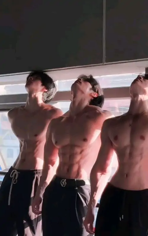 Tai Anh trai dep the hinh tai phong gym co bung doi xung bap tay cuon cuon va than thai manh me 17