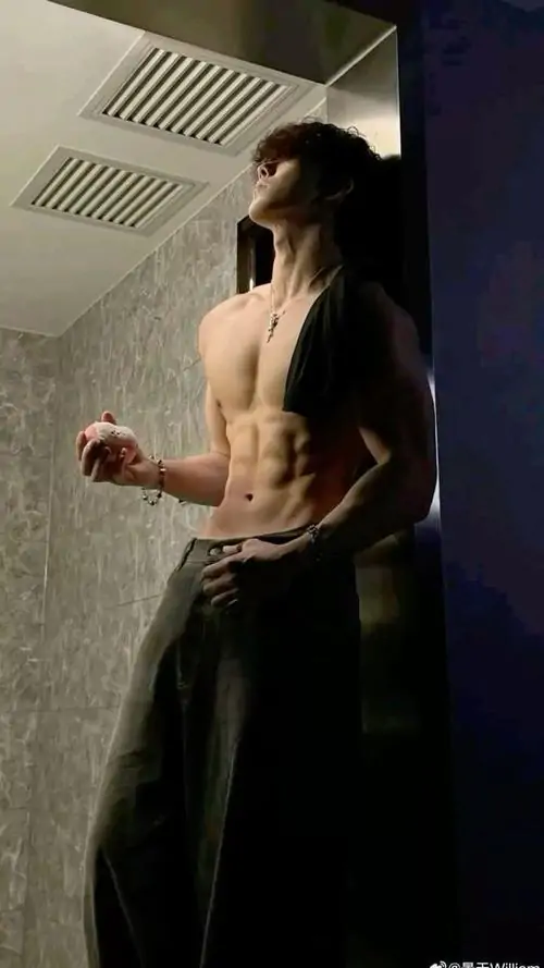 Tai Anh trai dep the hinh tai phong gym co bung doi xung bap tay cuon cuon va than thai manh me 2