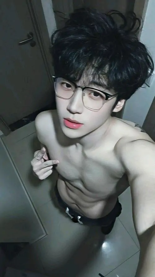 Tai Anh trai dep the hinh tai phong gym co bung doi xung bap tay cuon cuon va than thai manh me 3