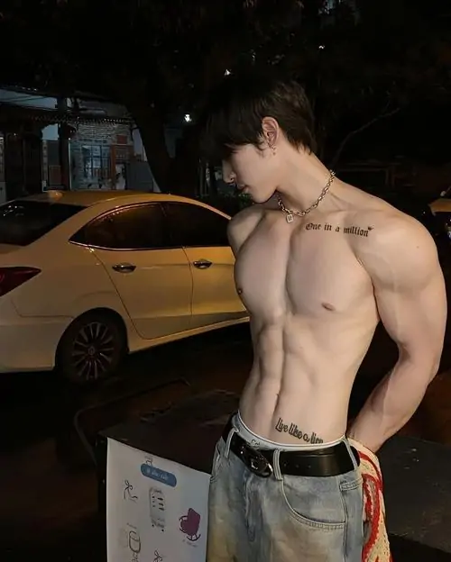 Tai Anh trai dep the hinh tai phong gym co bung doi xung bap tay cuon cuon va than thai manh me 5