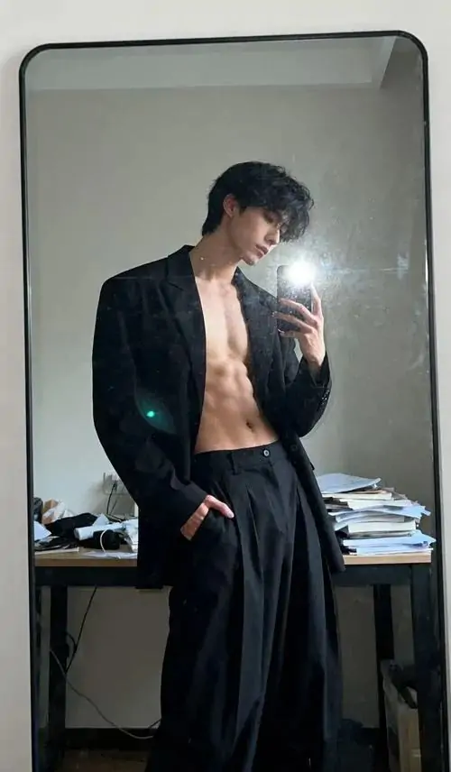 Tai Anh trai dep the hinh tai phong gym co bung doi xung bap tay cuon cuon va than thai manh me 6