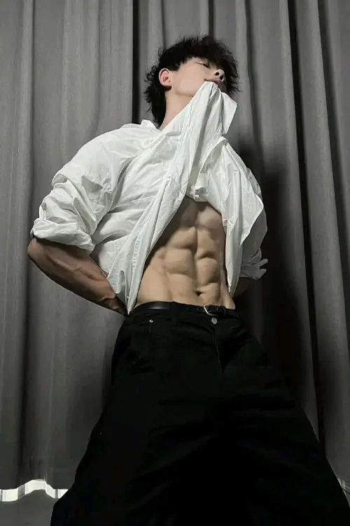 Tai Anh trai dep the hinh tai phong gym co bung doi xung bap tay cuon cuon va than thai manh me 8