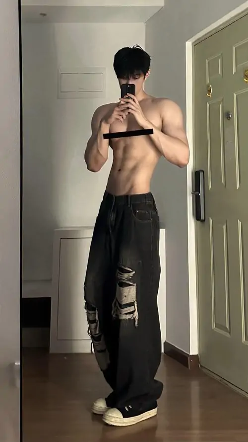 Tai Anh trai dep the hinh tai phong gym co bung doi xung bap tay cuon cuon va than thai manh me 9