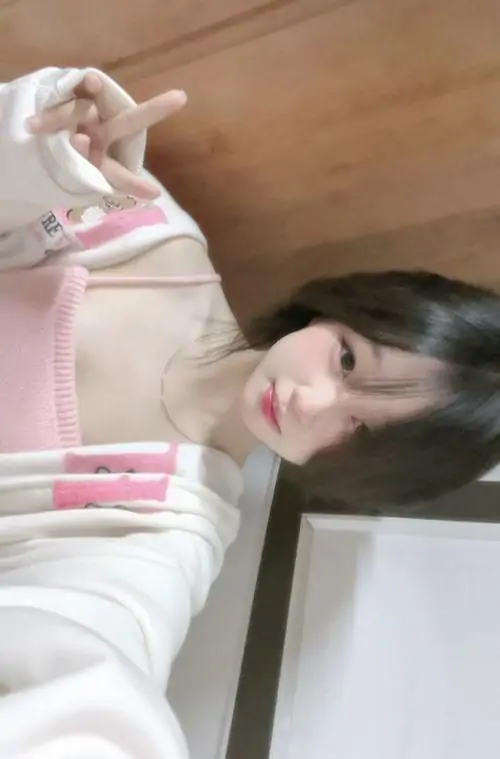 Tai anh gai xinh cute lam hinh nen dien thoai tong mau sang am va than thai nang tho 6