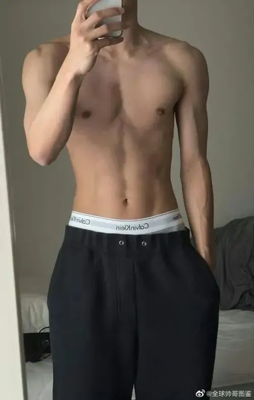 Tong hop Anh trai 6 mui bung cuon hut co bung doi xung eo thon nam gioi va goc nghieng than thanh 2