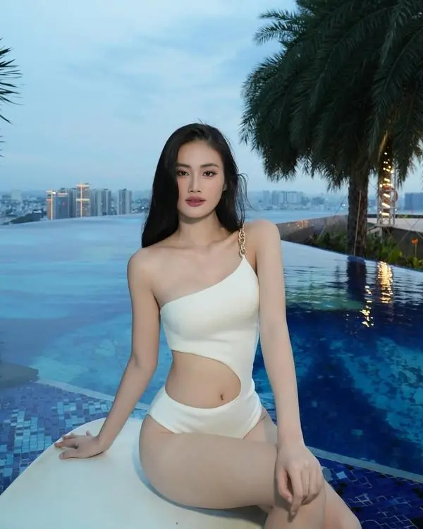 Tong hop anh Hoa hau Y Nhi mac bikini ro net thanh lich 10