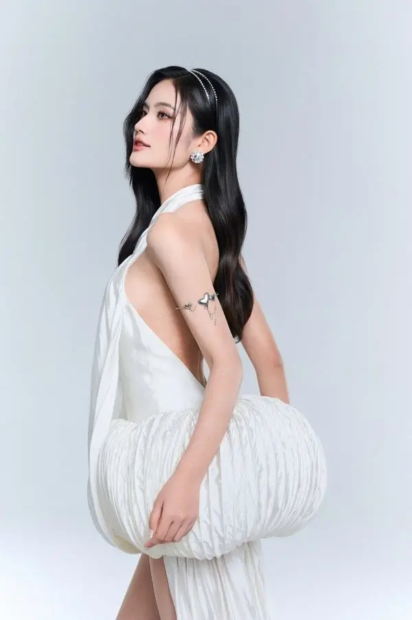 Tong hop anh Hoa hau Y Nhi mac bikini ro net thanh lich 5