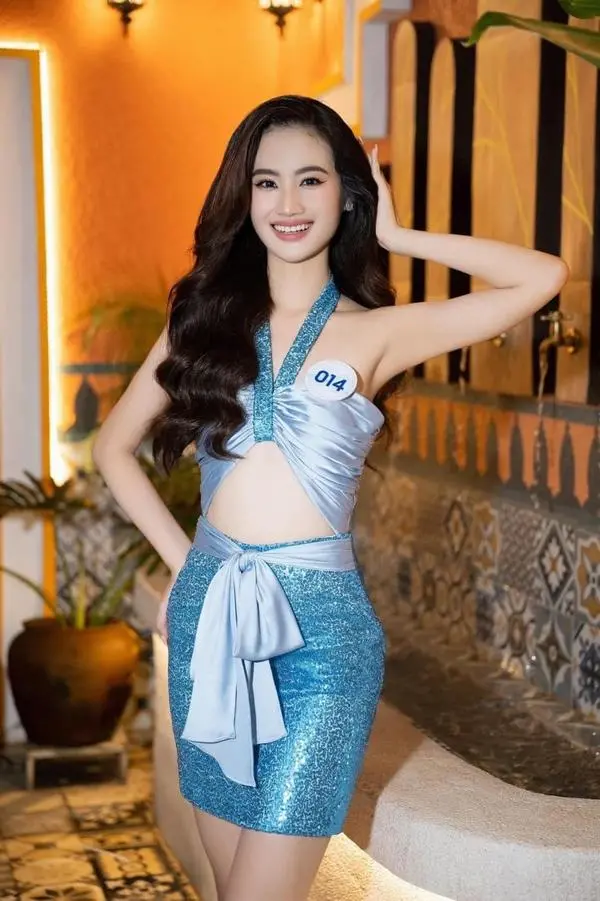 Tong hop anh Hoa hau Y Nhi mac bikini ro net thanh lich 9