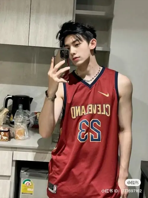 Tong hop anh trai dep 2k5 noi bat nho goc nghieng dep outfit gon va than thai tu tin 4