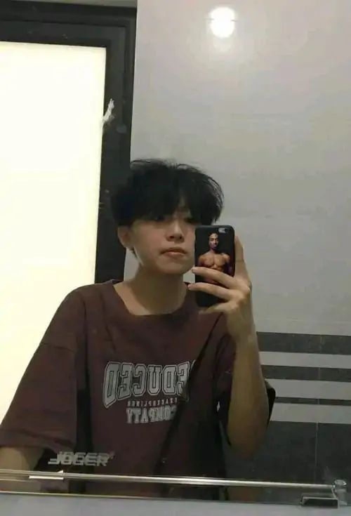 Trai dep 2k11 voi net thu sinh dang ve gon gang va bieu cam tu nhien dung vibe tuoi hoc tro 2