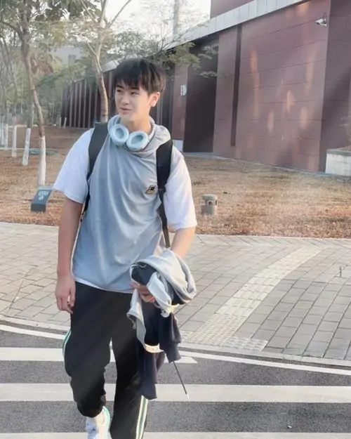 Trai dep 2k12 Gen Alpha co guong mat sang nu cuoi ngai va phong cach rat tu nhien 16