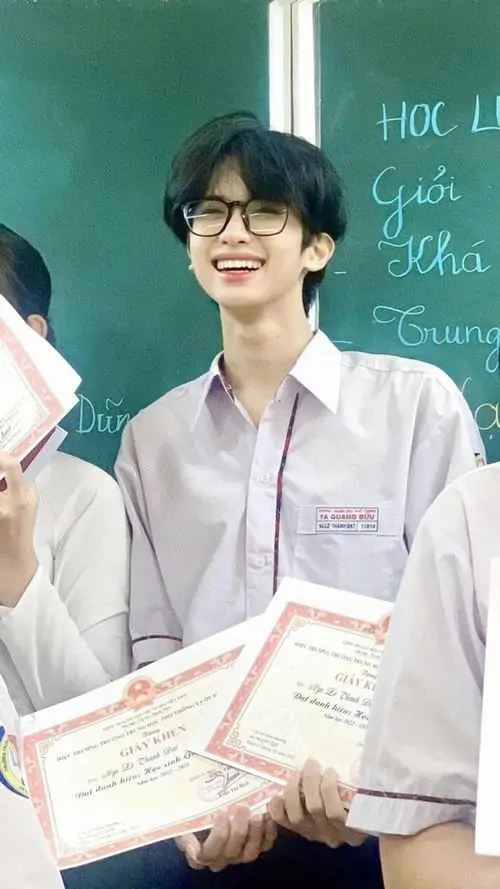 Trai dep 2k12 Gen Alpha co guong mat sang nu cuoi ngai va phong cach rat tu nhien 17