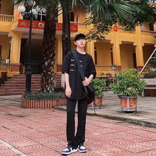 Khung cửa sổ buổi chiều làm cậu bạn sơ mi xanh nhạt nổi bật hơn, tóc đen chải gọn và ánh mắt nhìn xa