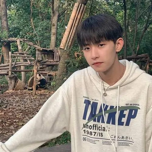Trai dep 2k12 Gen Alpha co guong mat sang nu cuoi ngai va phong cach rat tu nhien 5