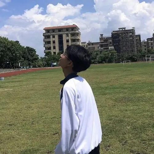 Trai dep 2k12 Gen Alpha co guong mat sang nu cuoi ngai va phong cach rat tu nhien 6