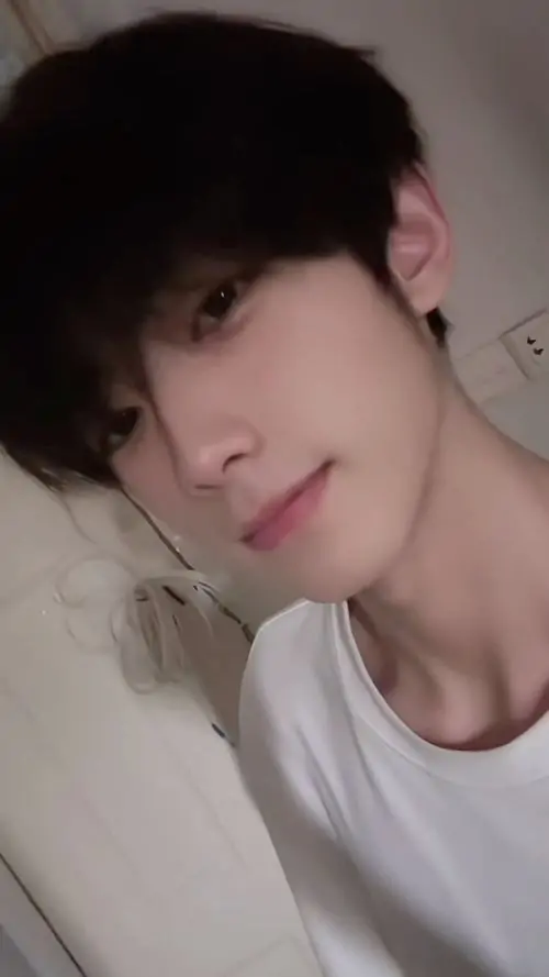 Trai dep 2k12 trong boi canh san truong lop hoc va nhung goc selfie gan gui 1